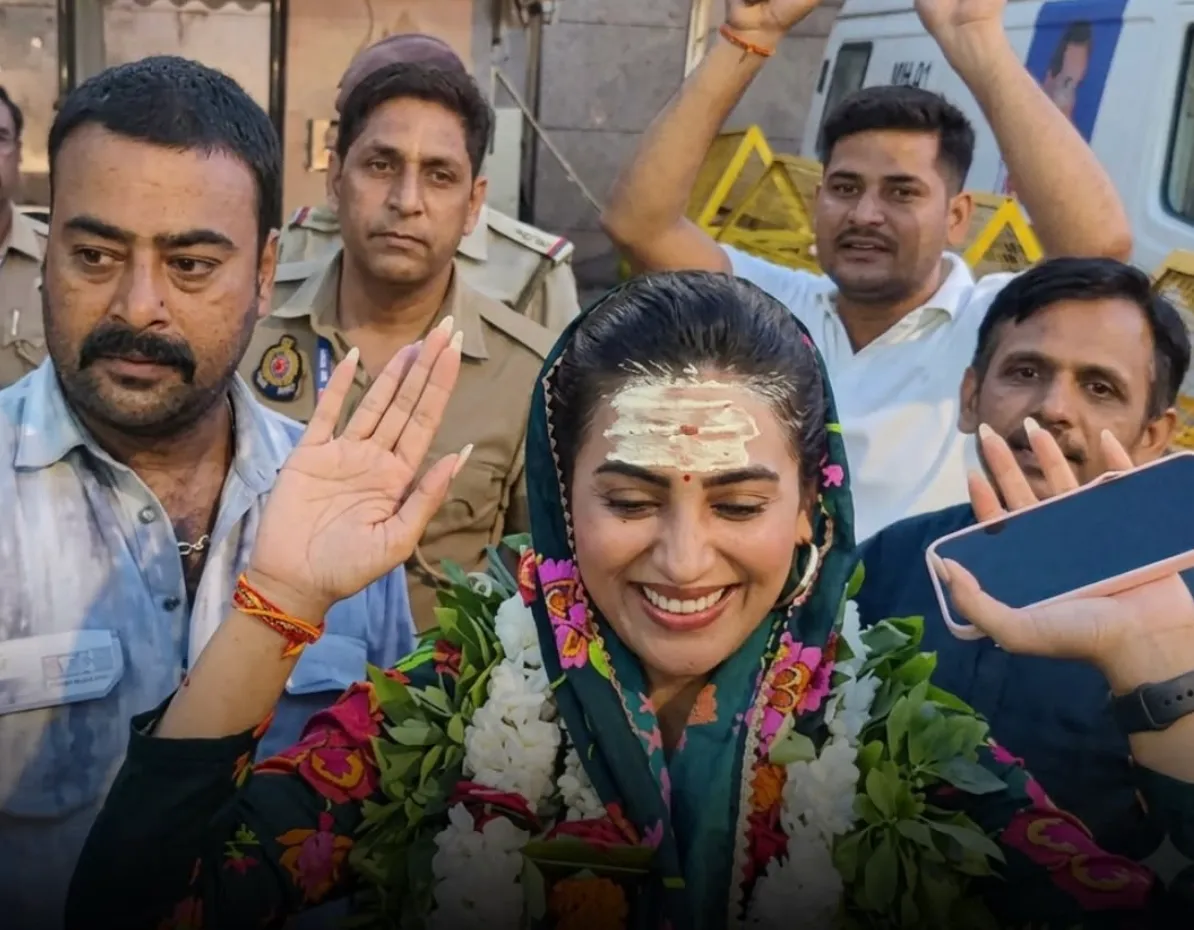 Bhojpuri Star Akshara Singh Visits Kashi Vishwanath Temple Ahead of Sawan and Guru Purnima