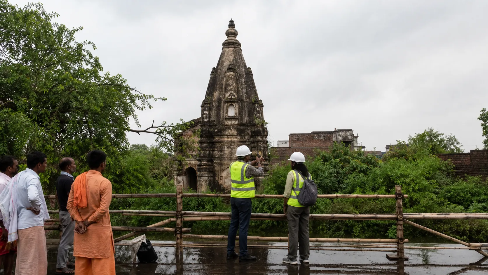 Damaged Shikhara at Shivpur’s Panchon Pandav Temple Triggers Safety Concern