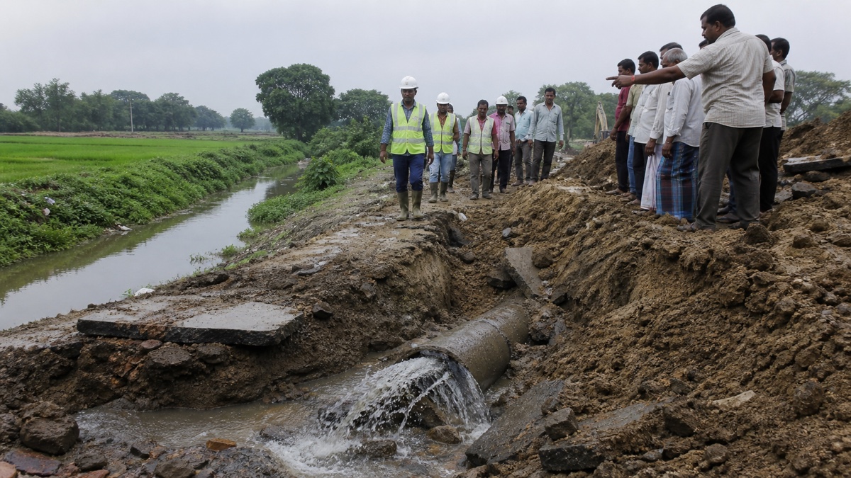 Residents Say Cracked Dinapur Sewage Line Has Leaked Towards Varuna for Two Years