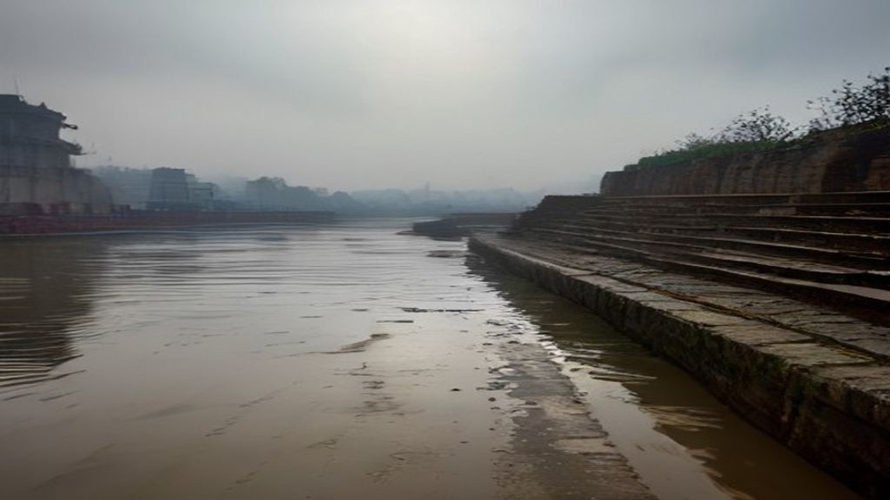 CWC Puts Varanasi Ganga at 68.72 m on Sunday, Still Falling; Boats Remain Off